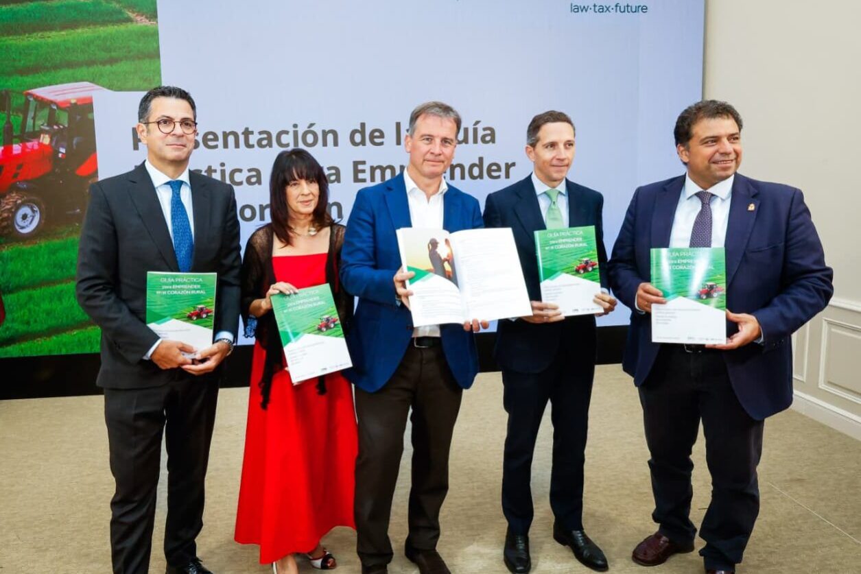 (De izda. a dcha.) Emilio Moyano, Director de la Práctica Pro Bono de CMS Albiñana & Suárez de Lezo, Inmaculada Sierra Vecilla, diputada responsable del área de Bienestar Social, Borja Suárez Pedrosa, presidente de la Diputación de Burgos, Francisco de Borja García Ruiz, director de los servicios jurídicos de Iberdrola España, y Carlos Gallo, presidente de SODEBUR