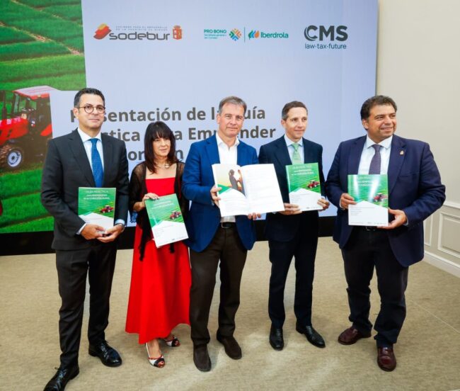 (De izda. a dcha.) Emilio Moyano, Director de la Práctica Pro Bono de CMS Albiñana & Suárez de Lezo, Inmaculada Sierra Vecilla, diputada responsable del área de Bienestar Social, Borja Suárez Pedrosa, presidente de la Diputación de Burgos, Francisco de Borja García Ruiz, director de los servicios jurídicos de Iberdrola España, y Carlos Gallo, presidente de SODEBUR